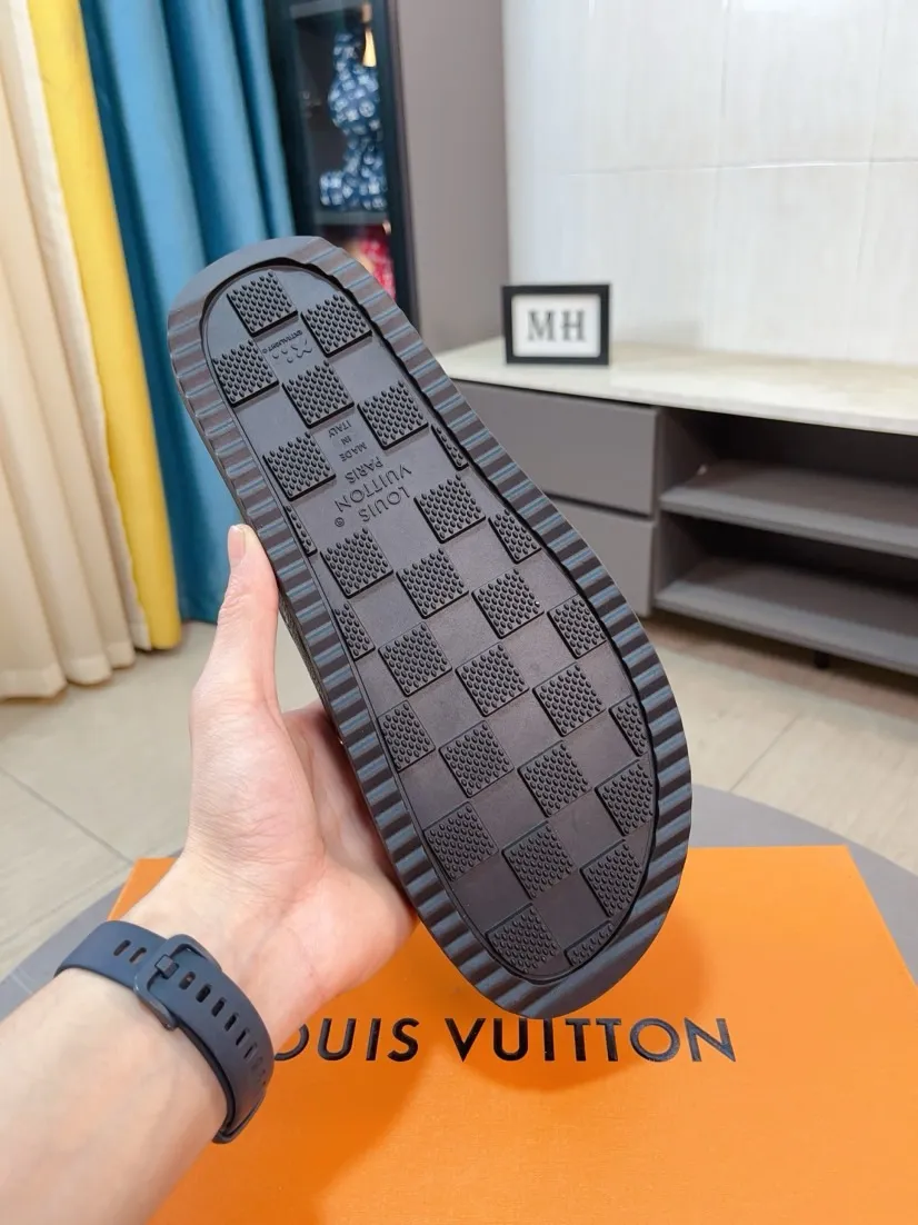 Men's Men's Shoes 💰400🌸🌸🌸🌸LV Easy 2025 new men's casual sandals and slippers, made of suede cow leather, with Monogram pattern to highlight the trendy style. Adjustable straps illuminated with LV letters, while a resilient insole and micro outsole provide lightweight comfort. Made of suede cow leather with embossed Monogram pattern and brand element metal hardware✅Adjustable straps➕Tough insole‼ ️Micro outsole. Comfortable and easy to wear‼ ️ size：38-45